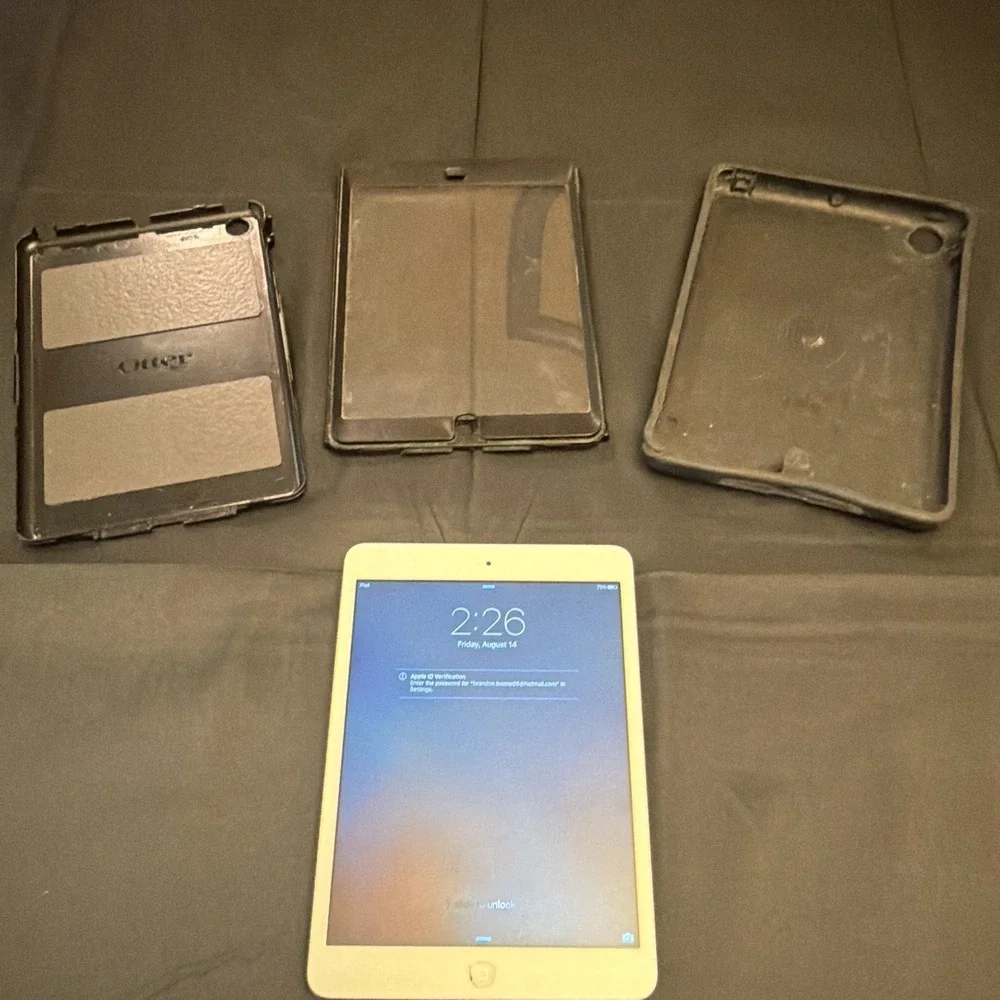 Apple iPad mini 7.9in 16GB Wi‑Fi Tablet Silver/White bundled w/ Otter Case